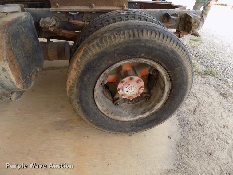 image for item DC7231 1987 Ford C800 truck chassis