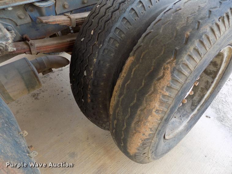 image for item DC7231 1987 Ford C800 truck chassis