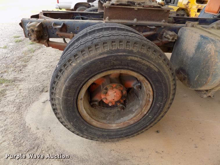 image for item DC7231 1987 Ford C800 truck chassis