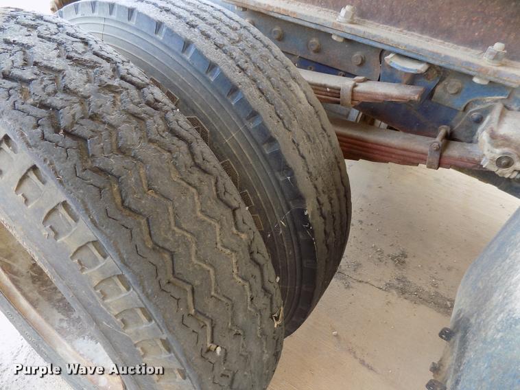 image for item DC7231 1987 Ford C800 truck chassis