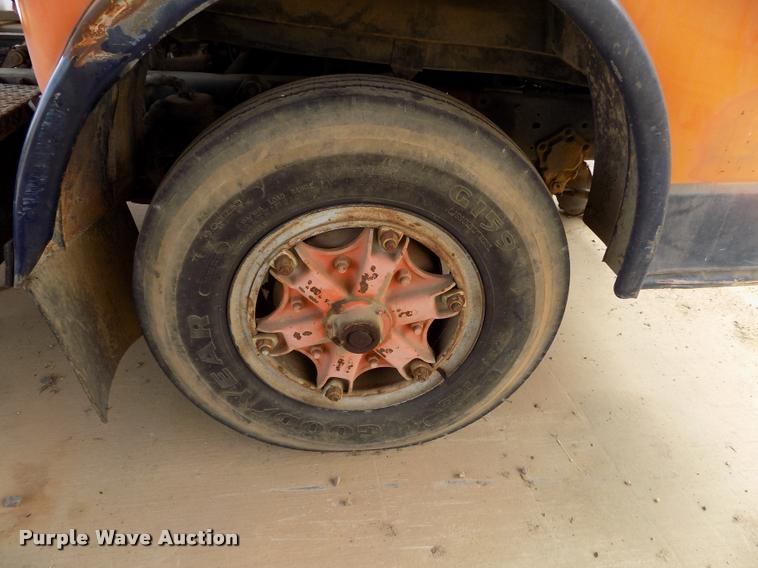 image for item DC7231 1987 Ford C800 truck chassis