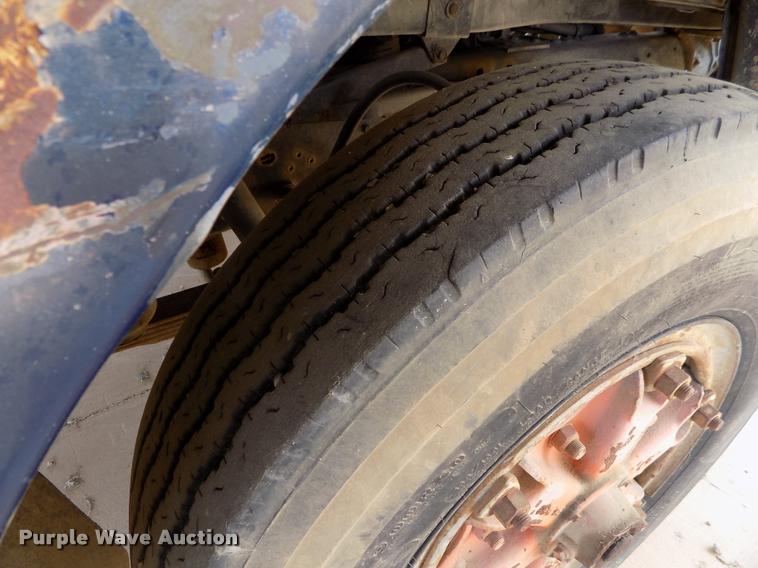 image for item DC7231 1987 Ford C800 truck chassis