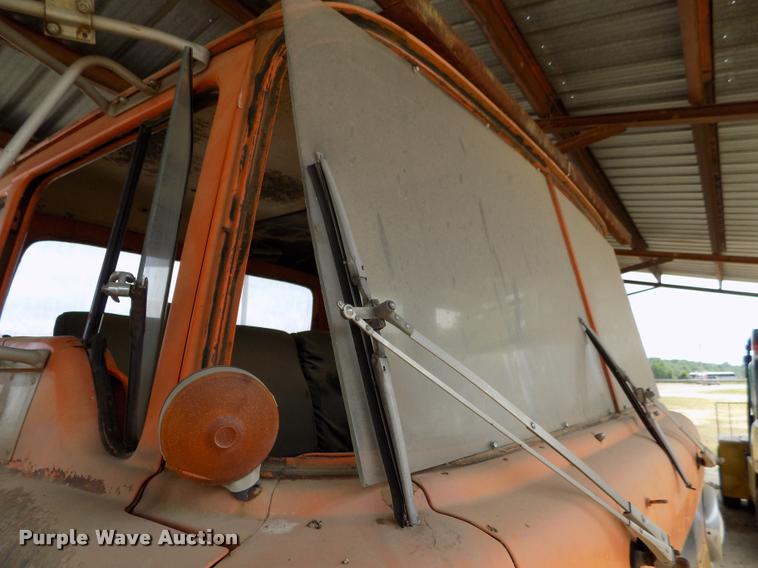 image for item DC7231 1987 Ford C800 truck chassis