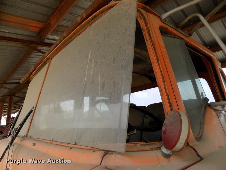 image for item DC7231 1987 Ford C800 truck chassis