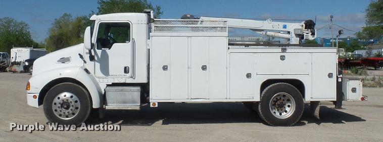 image for item DD9346 2005 Kenworth T300 service truck with crane