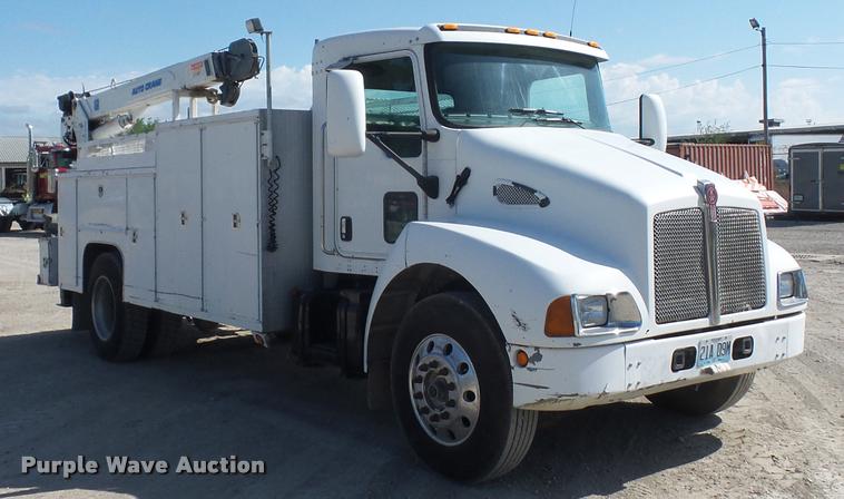 image for item DD9346 2005 Kenworth T300 service truck with crane