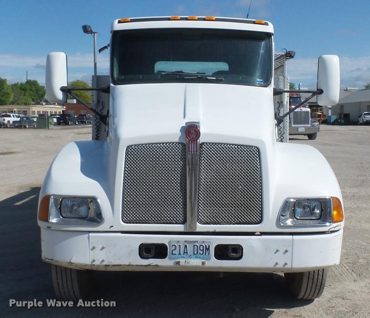 image for item DD9346 2005 Kenworth T300 service truck with crane