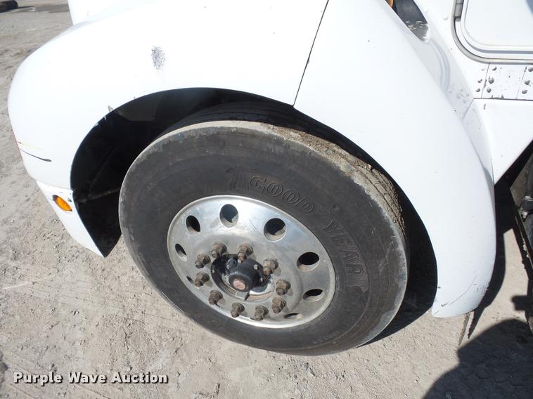 image for item DD9346 2005 Kenworth T300 service truck with crane