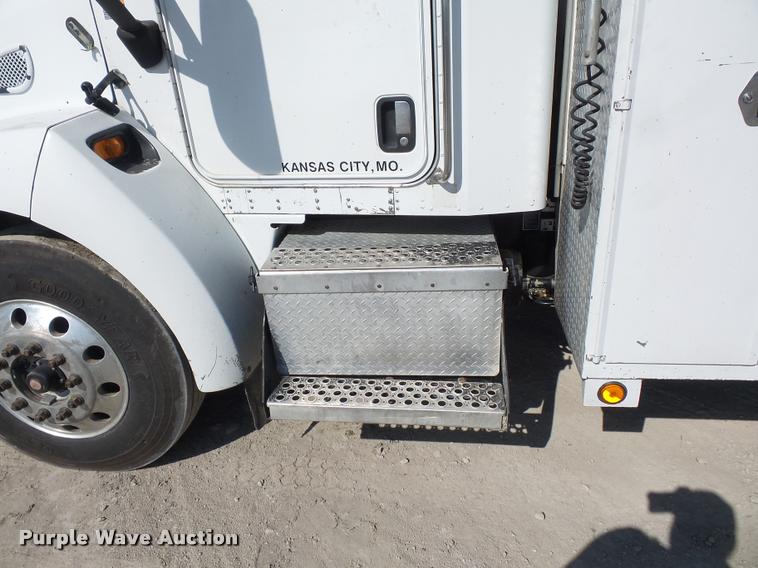 image for item DD9346 2005 Kenworth T300 service truck with crane