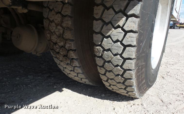 image for item DD9346 2005 Kenworth T300 service truck with crane