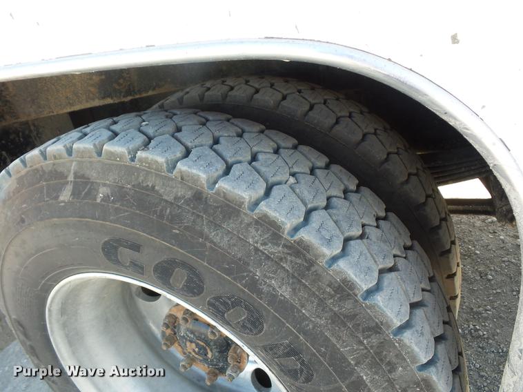 image for item DD9346 2005 Kenworth T300 service truck with crane