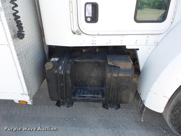 image for item DD9346 2005 Kenworth T300 service truck with crane