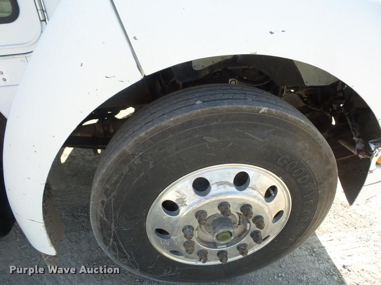 image for item DD9346 2005 Kenworth T300 service truck with crane