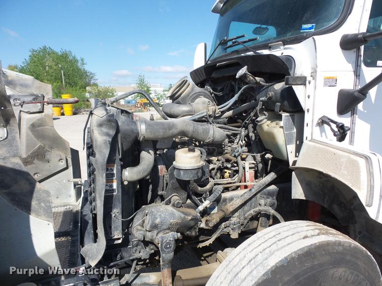 image for item DD9346 2005 Kenworth T300 service truck with crane