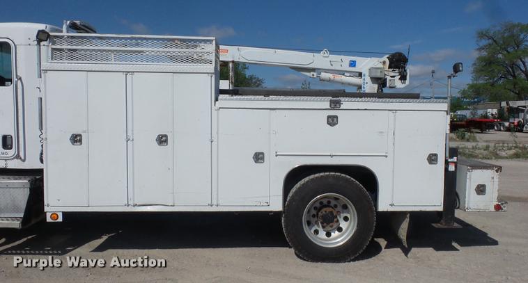 image for item DD9346 2005 Kenworth T300 service truck with crane