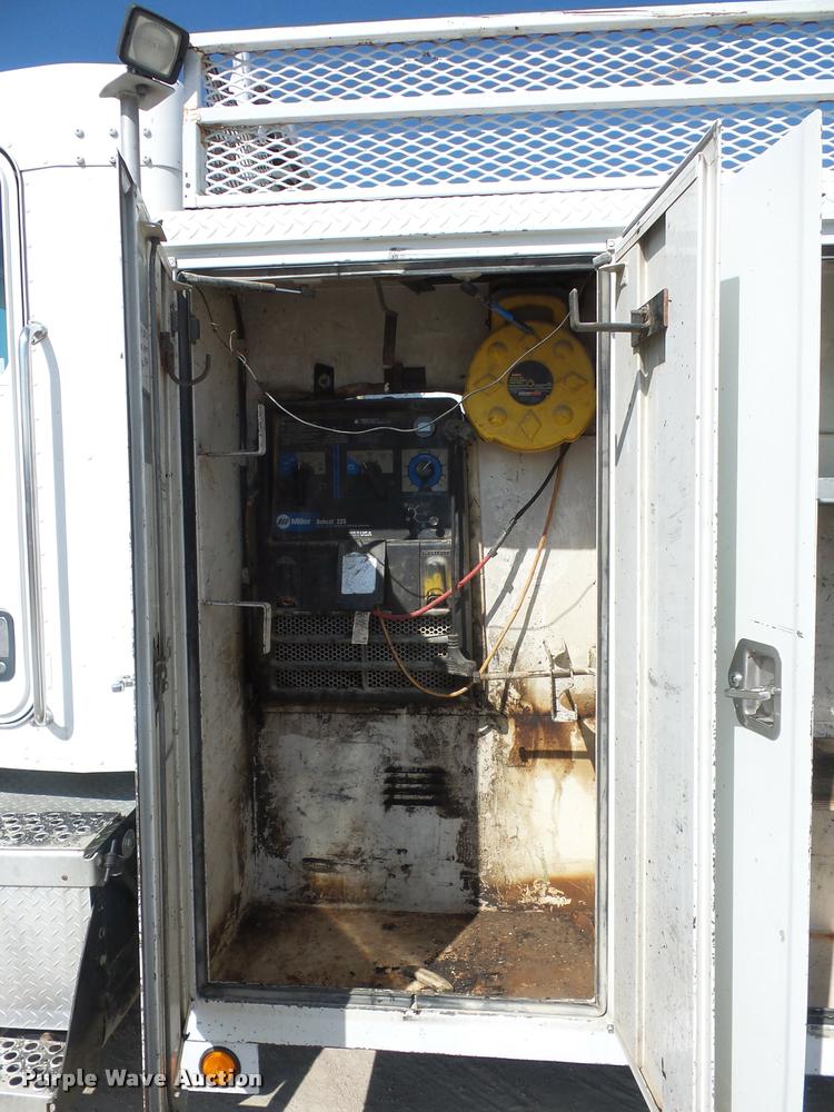 image for item DD9346 2005 Kenworth T300 service truck with crane