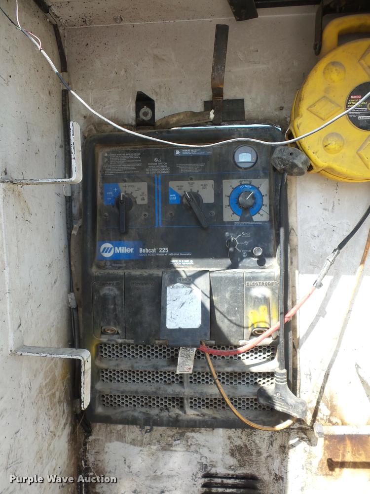 image for item DD9346 2005 Kenworth T300 service truck with crane