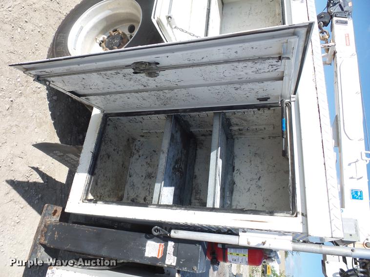 image for item DD9346 2005 Kenworth T300 service truck with crane