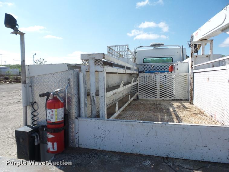 image for item DD9346 2005 Kenworth T300 service truck with crane