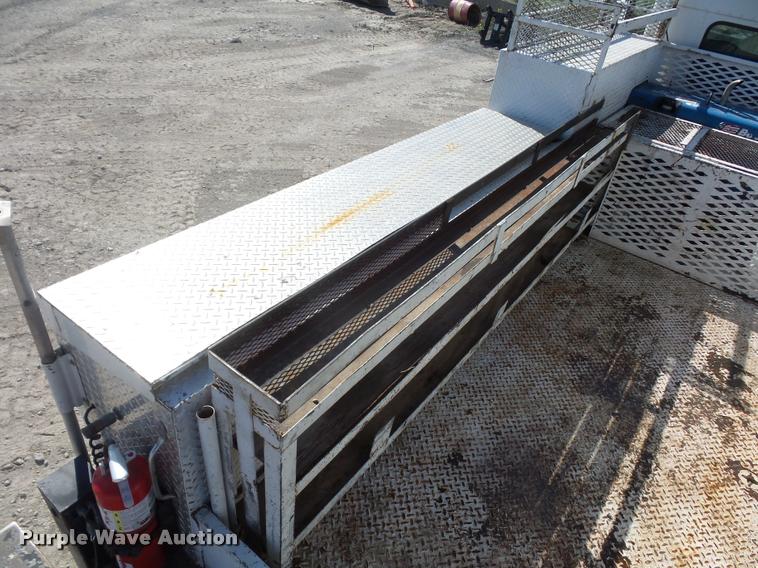 image for item DD9346 2005 Kenworth T300 service truck with crane