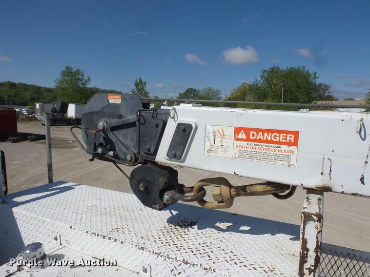 image for item DD9346 2005 Kenworth T300 service truck with crane