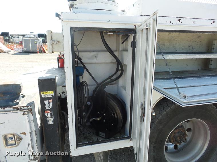 image for item DD9346 2005 Kenworth T300 service truck with crane