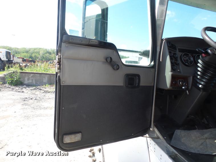 image for item DD9346 2005 Kenworth T300 service truck with crane