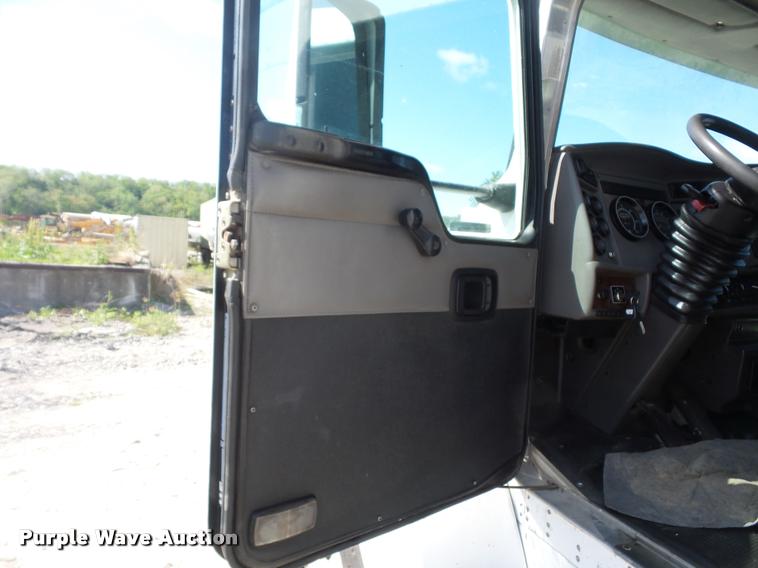 image for item DD9346 2005 Kenworth T300 service truck with crane