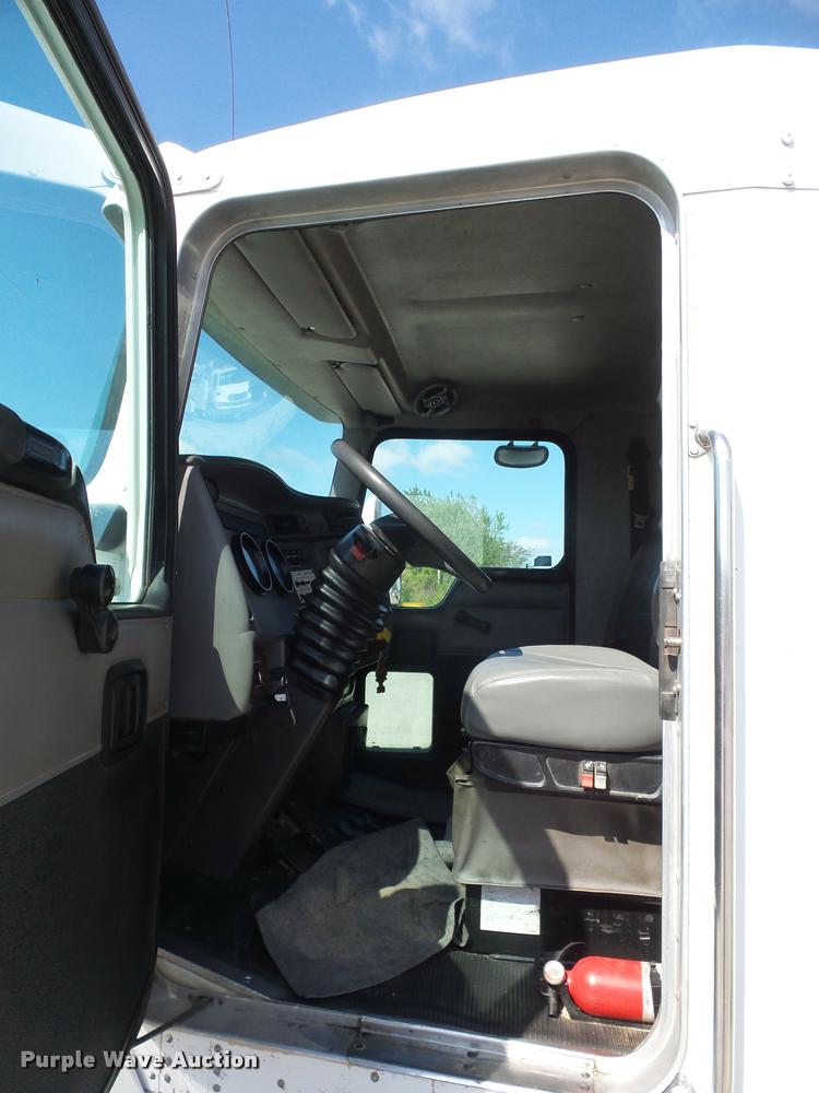 image for item DD9346 2005 Kenworth T300 service truck with crane