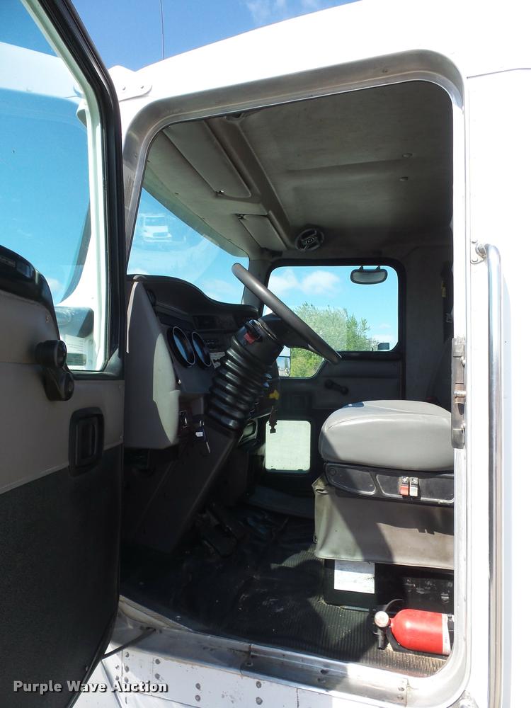 image for item DD9346 2005 Kenworth T300 service truck with crane