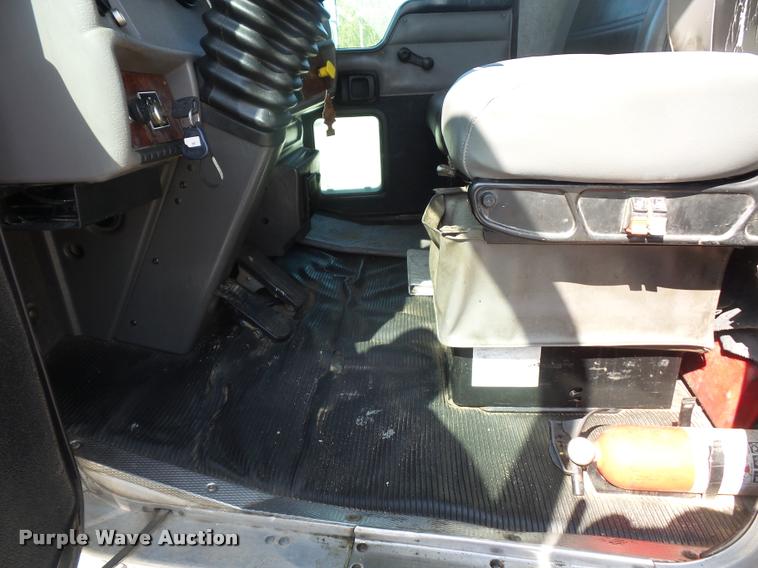 image for item DD9346 2005 Kenworth T300 service truck with crane