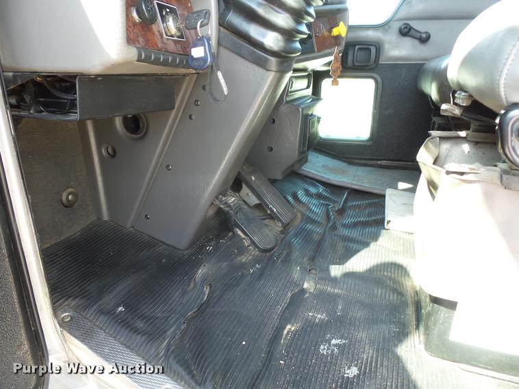 image for item DD9346 2005 Kenworth T300 service truck with crane