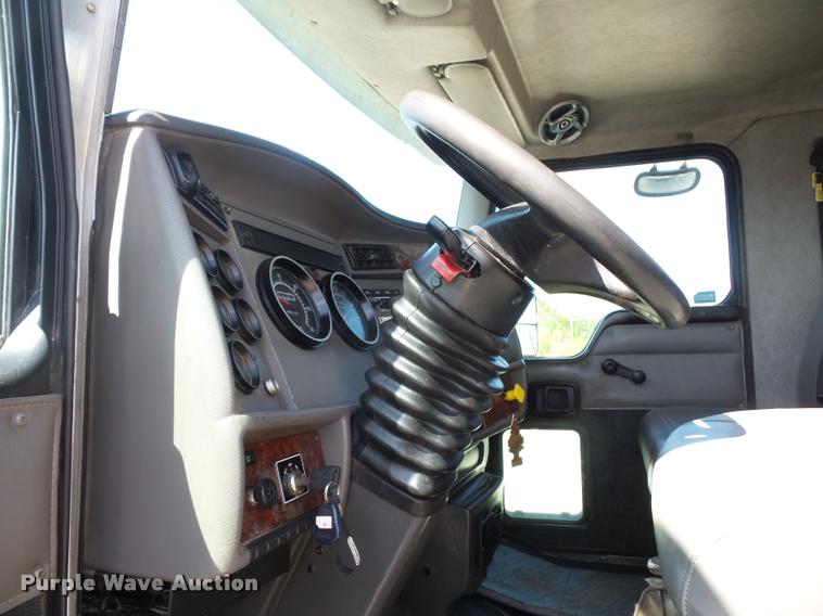 image for item DD9346 2005 Kenworth T300 service truck with crane