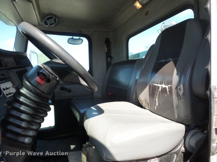 image for item DD9346 2005 Kenworth T300 service truck with crane