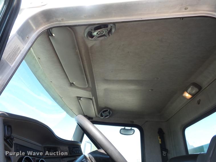 image for item DD9346 2005 Kenworth T300 service truck with crane