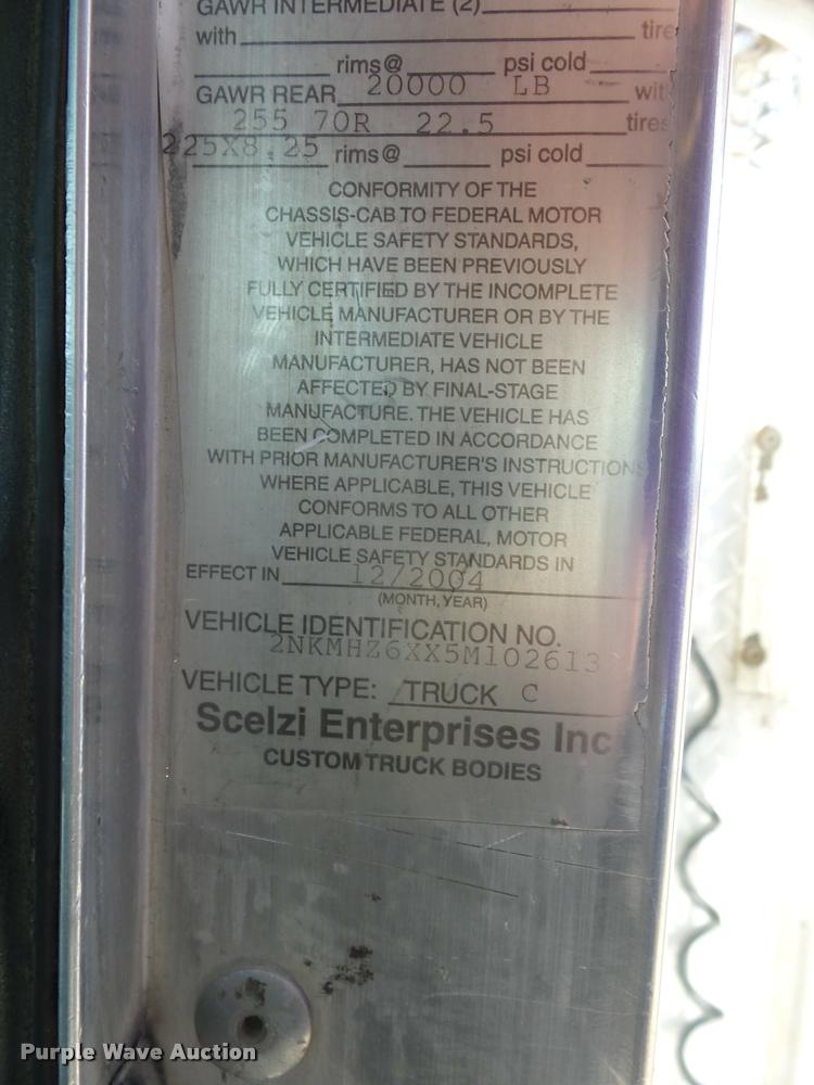 image for item DD9346 2005 Kenworth T300 service truck with crane