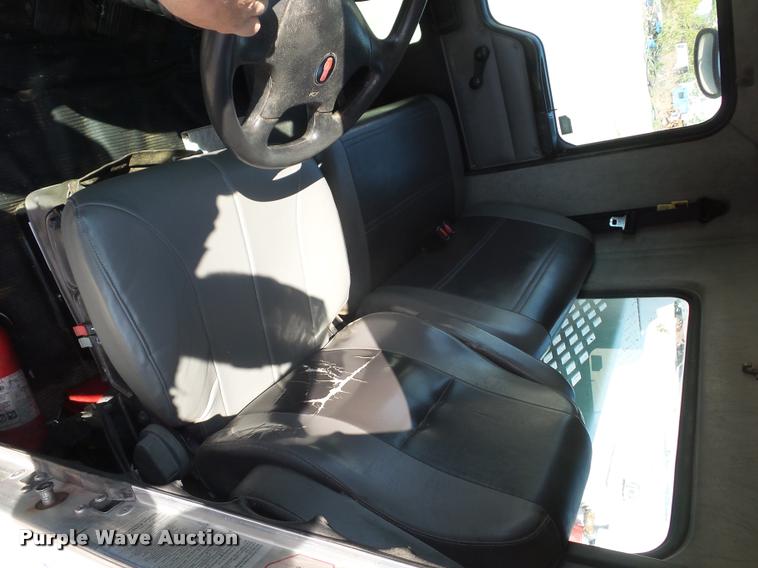 image for item DD9346 2005 Kenworth T300 service truck with crane