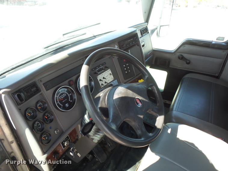 image for item DD9346 2005 Kenworth T300 service truck with crane