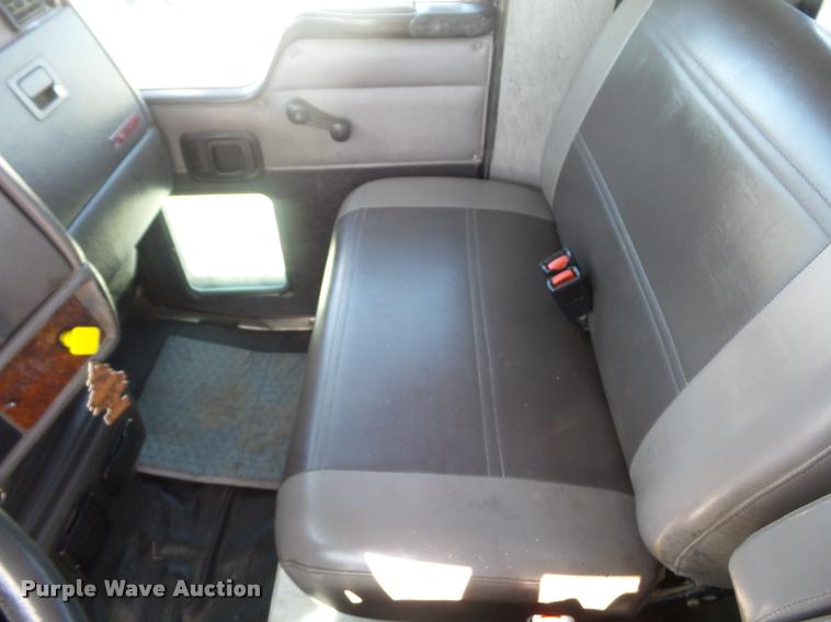 image for item DD9346 2005 Kenworth T300 service truck with crane