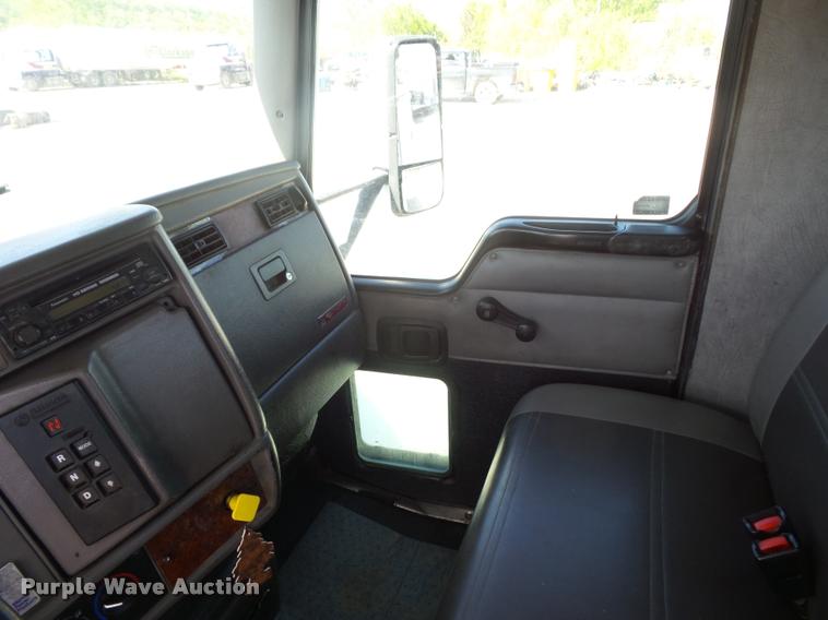 image for item DD9346 2005 Kenworth T300 service truck with crane