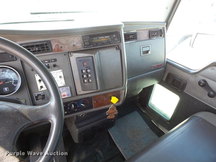 image for item DD9346 2005 Kenworth T300 service truck with crane