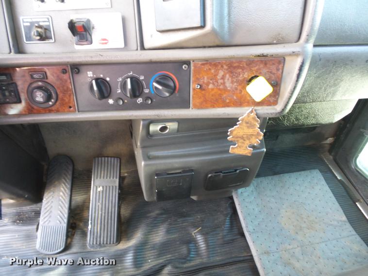 image for item DD9346 2005 Kenworth T300 service truck with crane