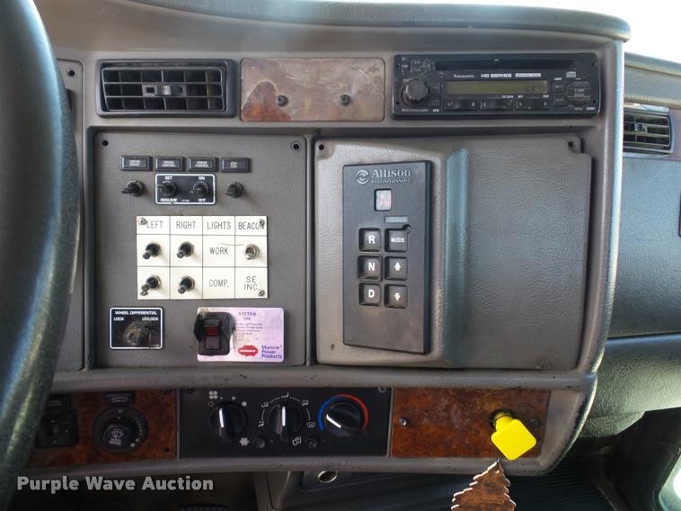 image for item DD9346 2005 Kenworth T300 service truck with crane