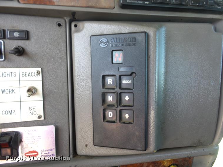 image for item DD9346 2005 Kenworth T300 service truck with crane