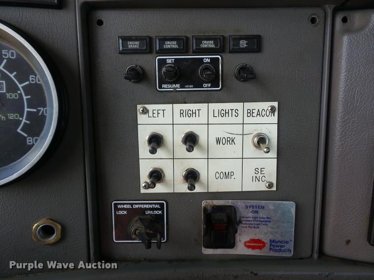 image for item DD9346 2005 Kenworth T300 service truck with crane