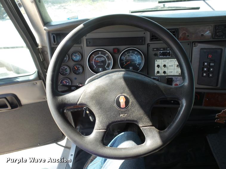 image for item DD9346 2005 Kenworth T300 service truck with crane