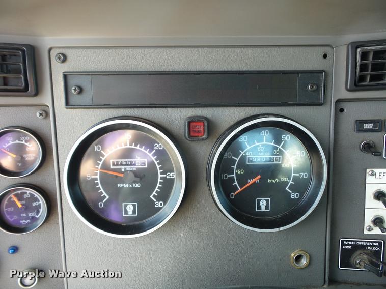 image for item DD9346 2005 Kenworth T300 service truck with crane