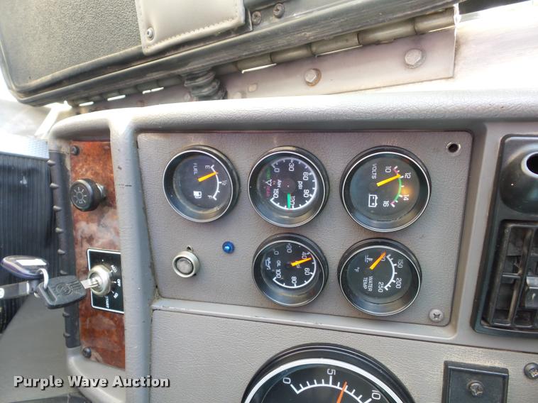 image for item DD9346 2005 Kenworth T300 service truck with crane