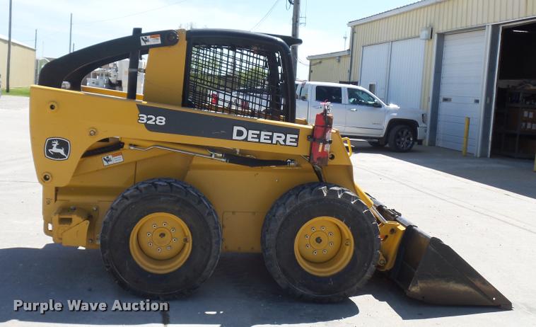 image for item DD9356 2007 John Deere 328 skid steer
