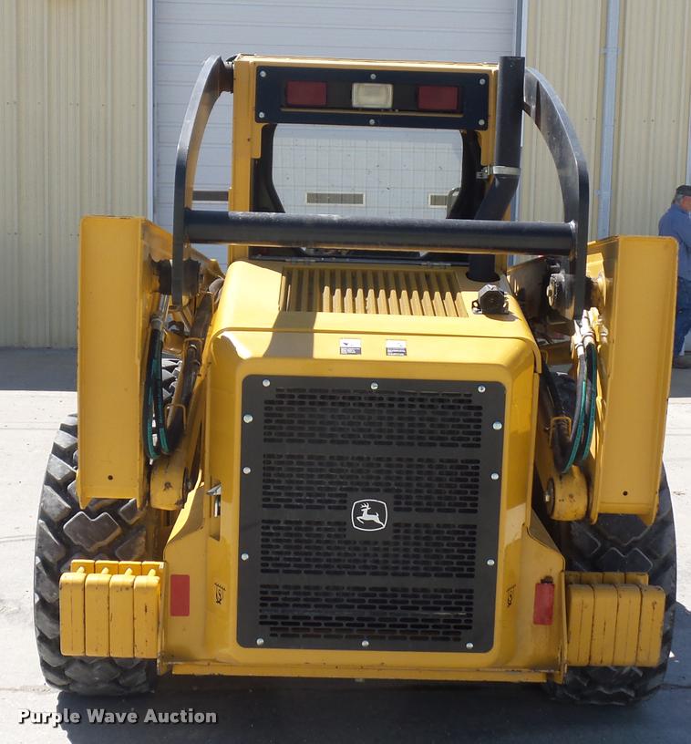 image for item DD9356 2007 John Deere 328 skid steer
